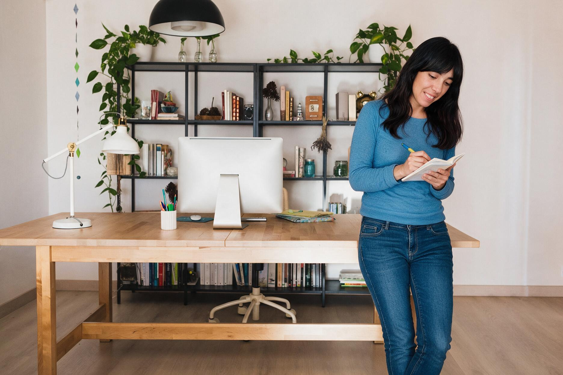 Irene Carratalá trabajando en su escritorio